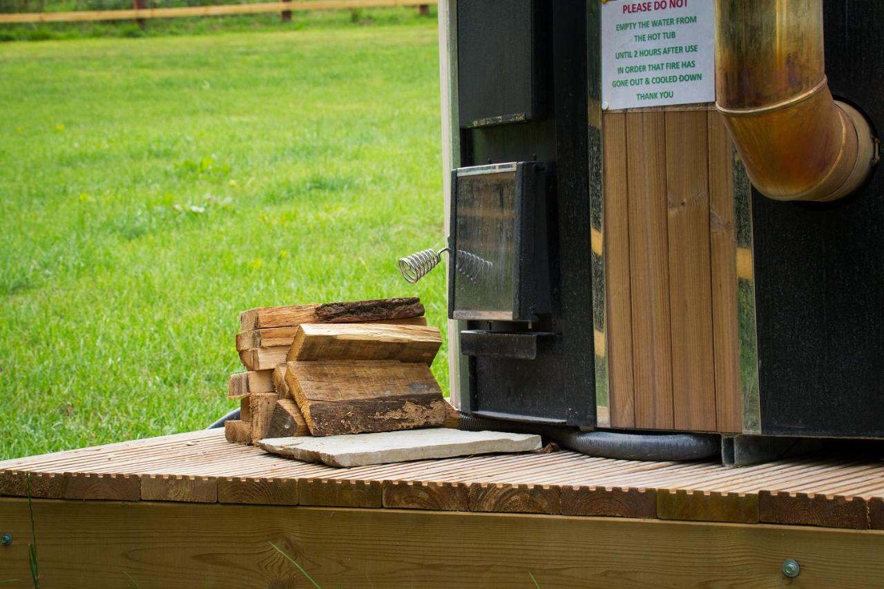 Hidden Wood Glamping And The Hideaway Cabin Warminster Exteriör bild