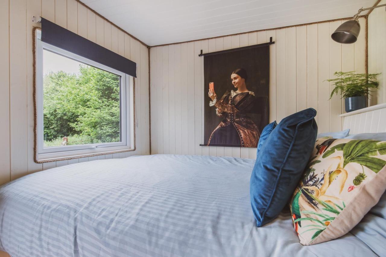 Hidden Wood Glamping And The Hideaway Cabin Warminster Exteriör bild