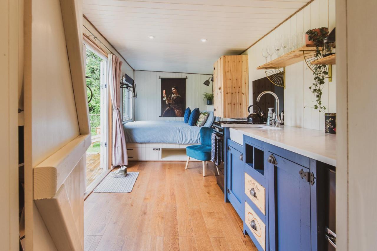 Hidden Wood Glamping And The Hideaway Cabin Warminster Exteriör bild