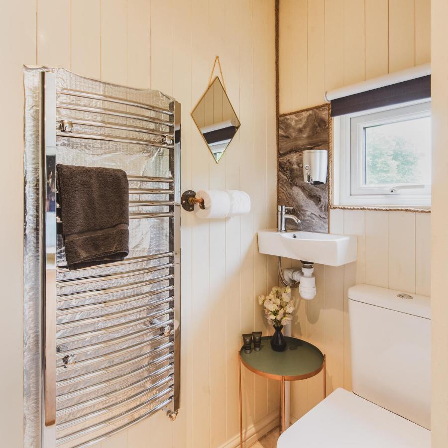 Hidden Wood Glamping And The Hideaway Cabin Warminster Exteriör bild