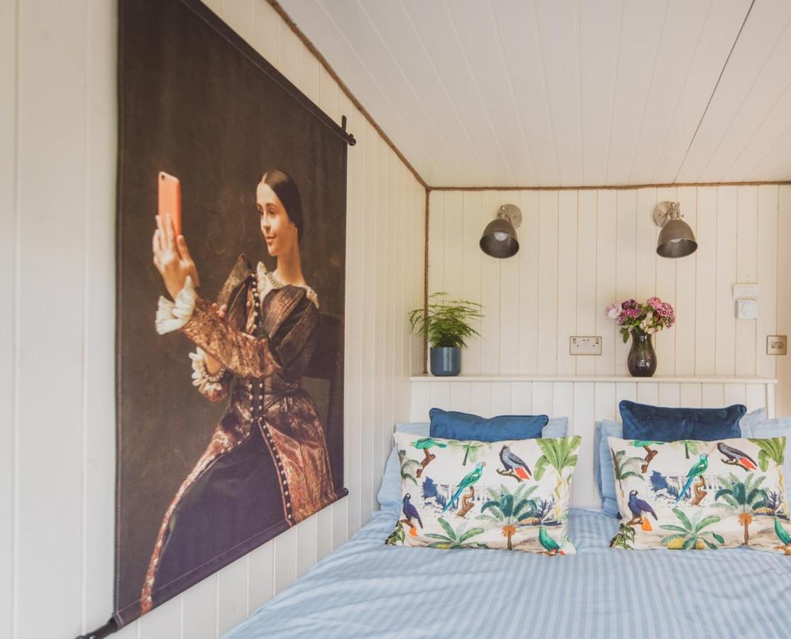 Hidden Wood Glamping And The Hideaway Cabin Warminster Exteriör bild