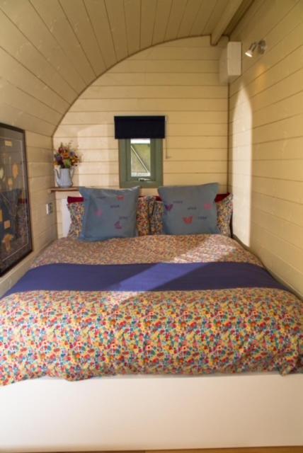 Hidden Wood Glamping And The Hideaway Cabin Warminster Exteriör bild